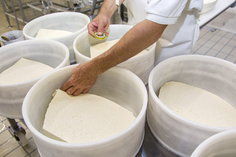 Fabrication du morbier : mise en place de la plaque jaune (" carte d'identité " de la meule). © Région Bourgogne-Franche-Comté, Inventaire du patrimoine
