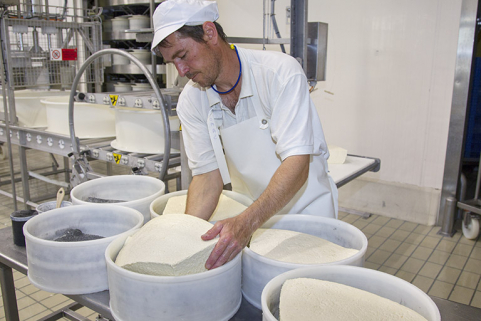 Fabrication du morbier : mise en place de la deuxième moitié du pain de caillé. © Région Bourgogne-Franche-Comté, Inventaire du patrimoine