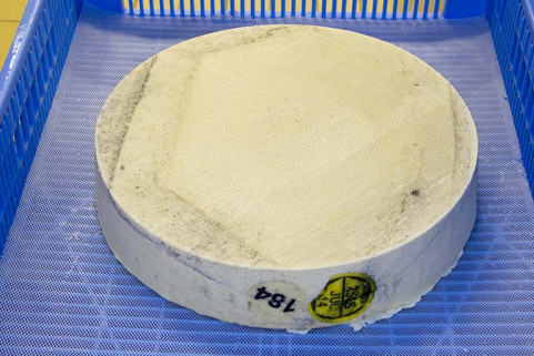 Fabrication : comté démoulé. © Région Bourgogne-Franche-Comté, Inventaire du patrimoine