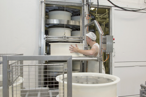 Fabrication : insertion d'un moule dans la presse tournante. © Région Bourgogne-Franche-Comté, Inventaire du patrimoine