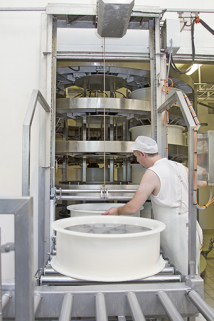 Fabrication : insertion d'un moule dans la presse tournante. © Région Bourgogne-Franche-Comté, Inventaire du patrimoine