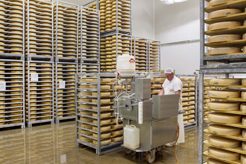Charquemont (25), fromagerie des Monts de Joux : affinage du morbier © phot. S. Dourlot / Région Bourgogne-Franche-Comté, Inventaire du patrimoine, 2014