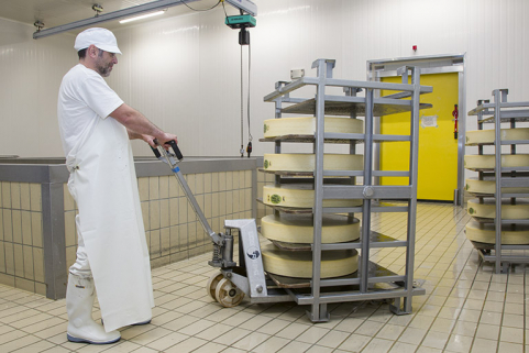 Fabrication : transfert des meules de comté dans leur cave d'affinage. © Région Bourgogne-Franche-Comté, Inventaire du patrimoine