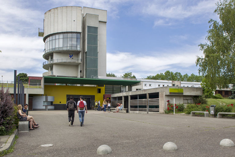 Face à l'entrée et la tour. © Région Bourgogne-Franche-Comté, Inventaire du patrimoine