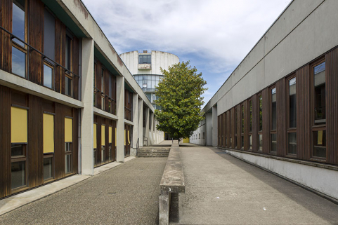 Vue vers l'est de l'allée entre les bâtiments d'externat. © Région Bourgogne-Franche-Comté, Inventaire du patrimoine