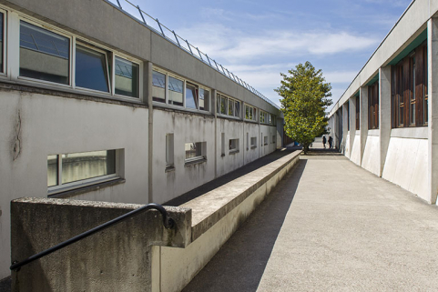 Vue vers l'ouest de l'allée entre les bâtiments d'externat. © Région Bourgogne-Franche-Comté, Inventaire du patrimoine