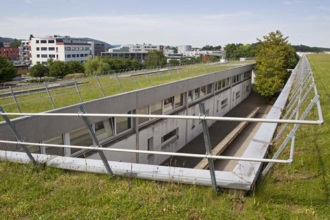Terrasses et vue vers l'ouest de l'allée entre les bâtiments d'externat. © Région Bourgogne-Franche-Comté, Inventaire du patrimoine