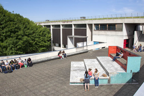 Détail de la terrasse devant la cantine au sud-ouest de l'ensemble. © Région Bourgogne-Franche-Comté, Inventaire du patrimoine