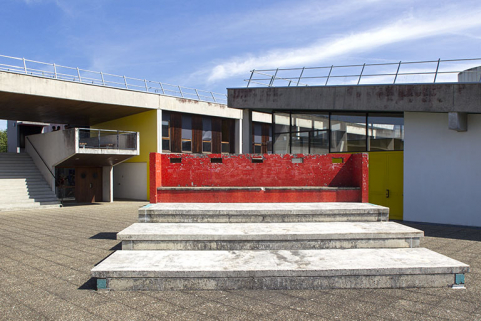 Détail de la terrasse devant la cantine au sud-ouest de l'ensemble. © Région Bourgogne-Franche-Comté, Inventaire du patrimoine