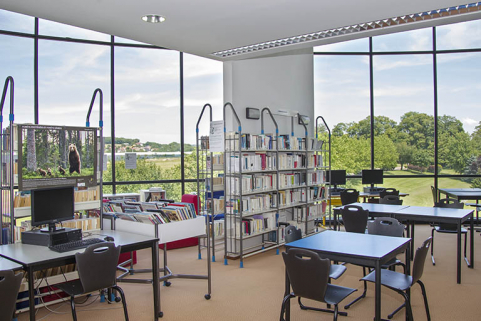 Salle de lecture du CDI. © Région Bourgogne-Franche-Comté, Inventaire du patrimoine