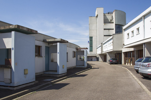 Entre les façades antérieures des logements et le bâtiment "agencement". © Région Bourgogne-Franche-Comté, Inventaire du patrimoine