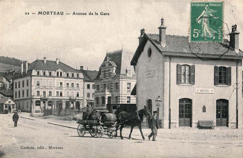22 - Morteau - Avenue de la Gare, 1er quart 20e siècle [avant 1905 ?]. Le rez-de-chaussée à gauche du porche est occupé par un café ; le balcon du 2e étage n'est pas encore construit. © Région Bourgogne-Franche-Comté, Inventaire du patrimoine
