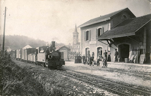 [La gare de Frambouhans, avec train et personnages], entre 1905 et 1913. © Région Bourgogne-Franche-Comté, Inventaire du patrimoine