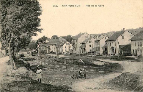 356. - Charquemont - Rue de la Gare, entre 1910 et 1922. Le Café Parisien se trouve entre le grand bâtiment et l'usine Pagès. © Région Bourgogne-Franche-Comté, Inventaire du patrimoine 356. - Charquemont - Rue de la Gare, entre 1910 et 1922. Le Café Parisien se trouve entre le grand bâtiment et l'usine Pagès. © Région Bourgogne-Franche-Comté, Inventaire du patrimoine