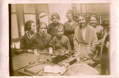 [Ouvrières dans un atelier d'horlogerie], 1ère moitié 20e siècle. © Région Bourgogne-Franche-Comté, Inventaire du patrimoine