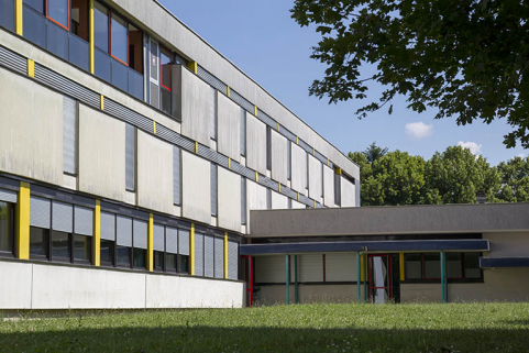 Devant la façade ouest de l'internat de garçons - externat. © Région Bourgogne-Franche-Comté, Inventaire du patrimoine