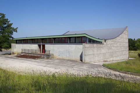 Façade antérieure sud, entrée, angle sud-est du gymnase. © Région Bourgogne-Franche-Comté, Inventaire du patrimoine