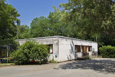 Angle sud-est des logements de fonction collectifs orientés nord sud, situés au sud-ouest du parc. © Région Bourgogne-Franche-Comté, Inventaire du patrimoine