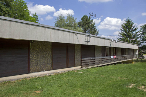 Façade sud des logements collectifs de fonction orientés est-ouest, situés au sud-ouest du parc. © Région Bourgogne-Franche-Comté, Inventaire du patrimoine