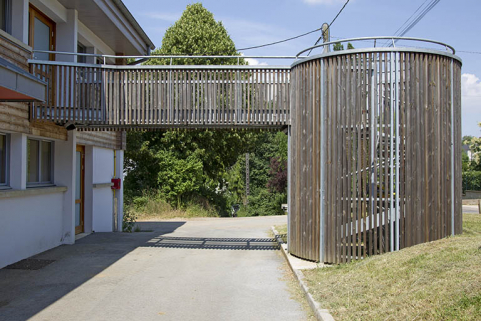 Escalier hors-oeuvre sur la face antérieure du bâtiment de services. © Région Bourgogne-Franche-Comté, Inventaire du patrimoine