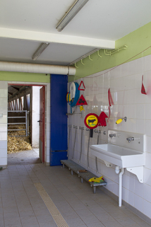 Espace lave bottes dans le bâtiment de services de la ferme. © Région Bourgogne-Franche-Comté, Inventaire du patrimoine