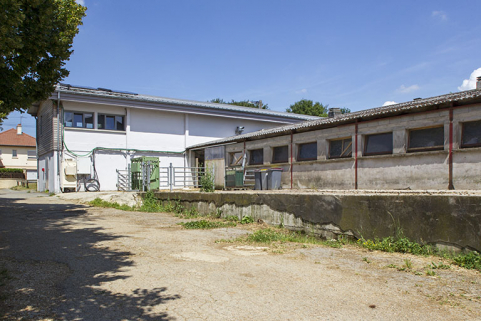 Façade postérieure du bâtiment de services et flanc ouest de l'étable est. © Région Bourgogne-Franche-Comté, Inventaire du patrimoine
