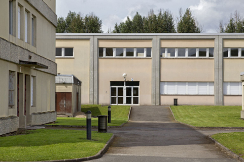 Sur le flanc nord de l'internat, face au pignon nord-est du préfabriqué, à la façade est de l'atelier d'électrotechnique, d'électronique et d'ascensoriste. © Région Bourgogne-Franche-Comté, Inventaire du patrimoine