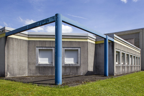 Vue rapprochée de l'angle nord-ouest du bâtiment dédié aux métiers de la construction.  © Région Bourgogne-Franche-Comté, Inventaire du patrimoine