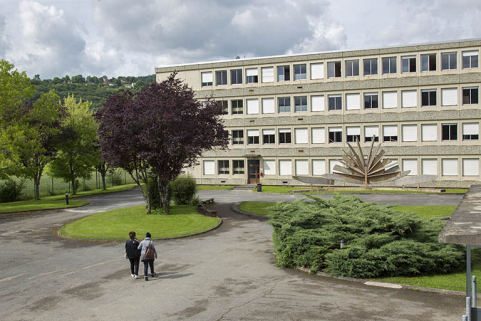 La cour devant la façade antérieure est de l'internat et sa sculpture. © Région Bourgogne-Franche-Comté, Inventaire du patrimoine