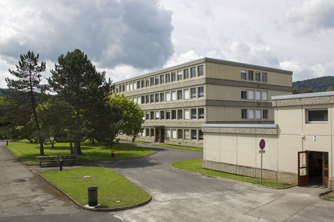 Au premier plan façade nord-est de l'atelier de maintenance et angle nord de l'internat au second plan. © Région Bourgogne-Franche-Comté, Inventaire du patrimoine