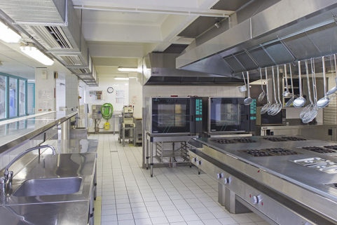 Cuisine pédagogique dans le bâtiment d'enseignement bio services. © Région Bourgogne-Franche-Comté, Inventaire du patrimoine