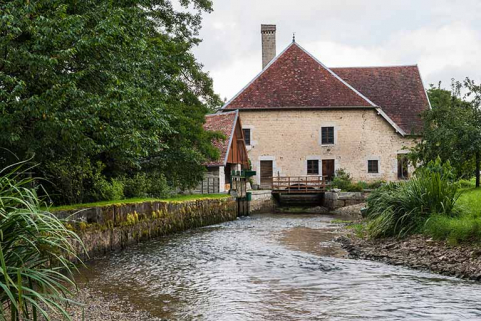 Vue depuis l'amont (canal d'amenée vidé). © Région Bourgogne-Franche-Comté, Inventaire du patrimoine