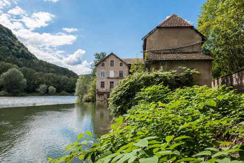 Moulin (sud) et magasin industriel depuis l'amont. © Région Bourgogne-Franche-Comté, Inventaire du patrimoine