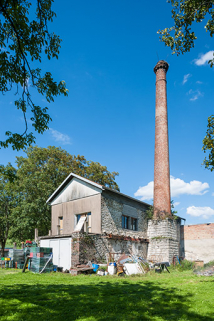 Atelier de fabrication et cheminée vus de trois quarts. © Région Bourgogne-Franche-Comté, Inventaire du patrimoine