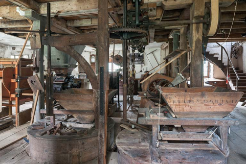 Vue d'ensemble. Au premier plan, meules et potence. © Région Bourgogne-Franche-Comté, Inventaire du patrimoine