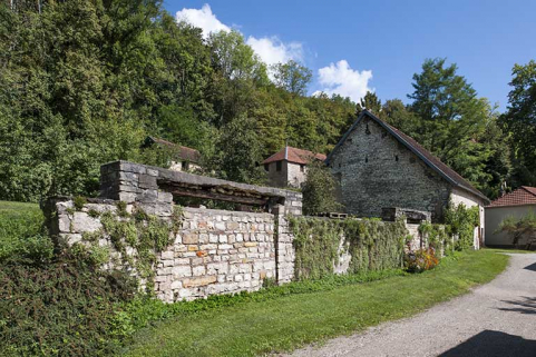 Vestiges de la halle à charbon (premier plan) et bâtiment agricole. © Région Bourgogne-Franche-Comté, Inventaire du patrimoine