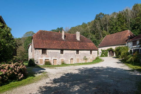 Logement d'ouvriers et bâtiment agricole depuis la cour. © Région Bourgogne-Franche-Comté, Inventaire du patrimoine