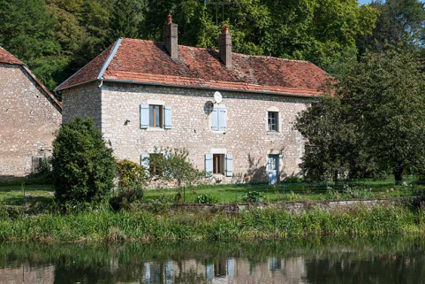 Vue de trois quarts arrière du logement patronal (devenu ensuite logement d'ouvriers). © Région Bourgogne-Franche-Comté, Inventaire du patrimoine