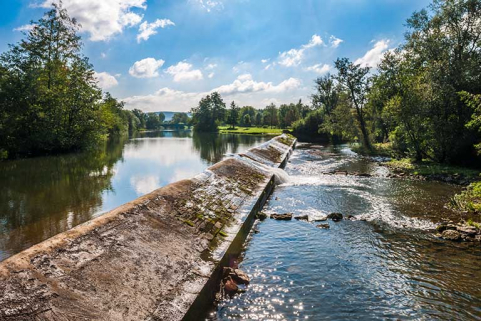 Vue d'ensemble du barrage depuis la rive droite. © Région Bourgogne-Franche-Comté, Inventaire du patrimoine