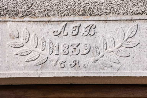 Détail du linteau de la porte (façade ouest). © Région Bourgogne-Franche-Comté, Inventaire du patrimoine