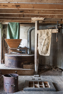 Rez-de-chaussée : une meule et sa potence. © Région Bourgogne-Franche-Comté, Inventaire du patrimoine