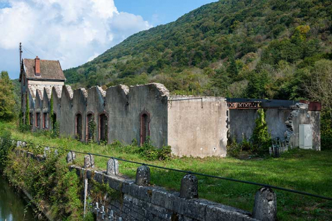 Façade ouest depuis la porte aval de l'écluse. © Région Bourgogne-Franche-Comté, Inventaire du patrimoine