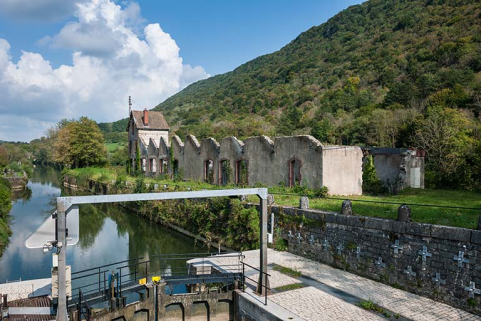 Vue d'ensemble depuis la porte aval de l'écluse. © Région Bourgogne-Franche-Comté, Inventaire du patrimoine