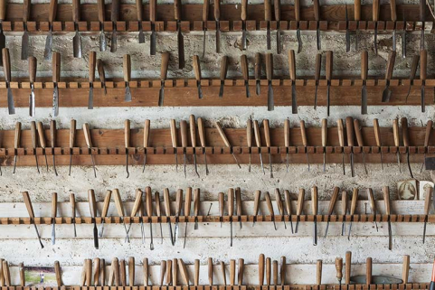 Détail du râtelier des gouges et ciseaux à bois. © Région Bourgogne-Franche-Comté, Inventaire du patrimoine