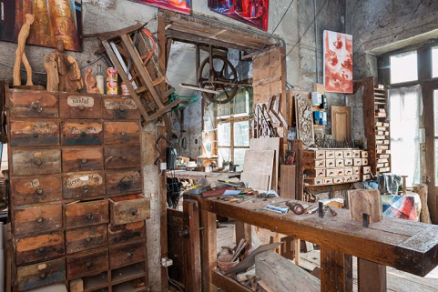 Atelier (rez-de-chaussée surélevé). Meubles de rangement contre le mur nord. © Région Bourgogne-Franche-Comté, Inventaire du patrimoine