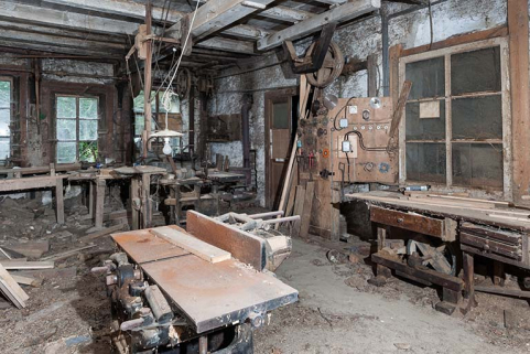 Atelier à l'étage de soubassement. Machine à raboter Betic (au premier plan).  © Région Bourgogne-Franche-Comté, Inventaire du patrimoine