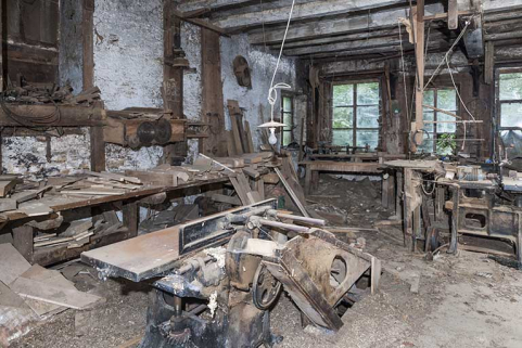 Atelier à l'étage de soubassement. Machine à raboter Betic et établis contre le mur. © Région Bourgogne-Franche-Comté, Inventaire du patrimoine