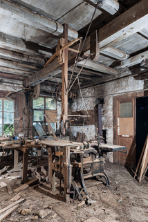 Atelier à l'étage de soubassement. Scie "arbalète" alternative et machine à mortaiser. © Région Bourgogne-Franche-Comté, Inventaire du patrimoine