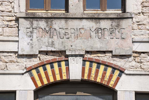 Façade sud. Inscription sur le pignon. © Région Bourgogne-Franche-Comté, Inventaire du patrimoine