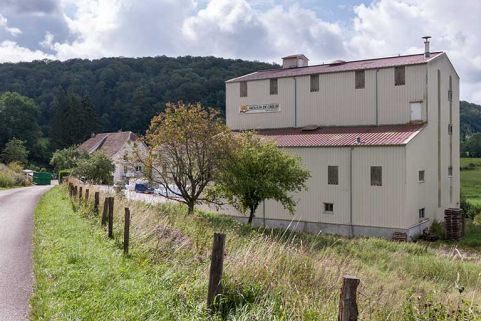 Vue depuis la route d'accès. A droite, le nouvel atelier de fabrication. © Région Bourgogne-Franche-Comté, Inventaire du patrimoine